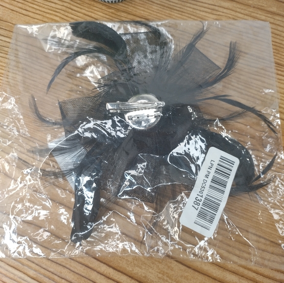 Ladies Black Feather Hair Fastener Weddings Races - Picture 7 of 8